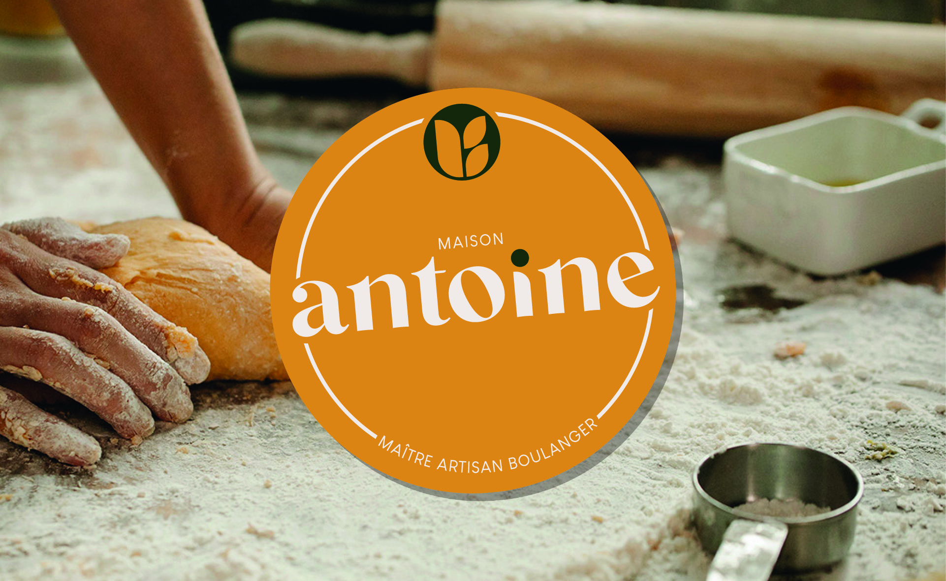 Création de logo pour la boulangerie Maison Antoine à Nantes - fond photo